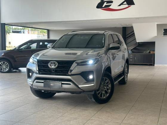 TOYOTA HILUX SW4 2.8 D-4D TURBO DIESEL SRX 7L 4X4 AUTOMÁTICO TOYOTA HILUX SW4 2.8 D-4D TURBO DIESEL SRX 7L 4X4 AUTOMÁTICO